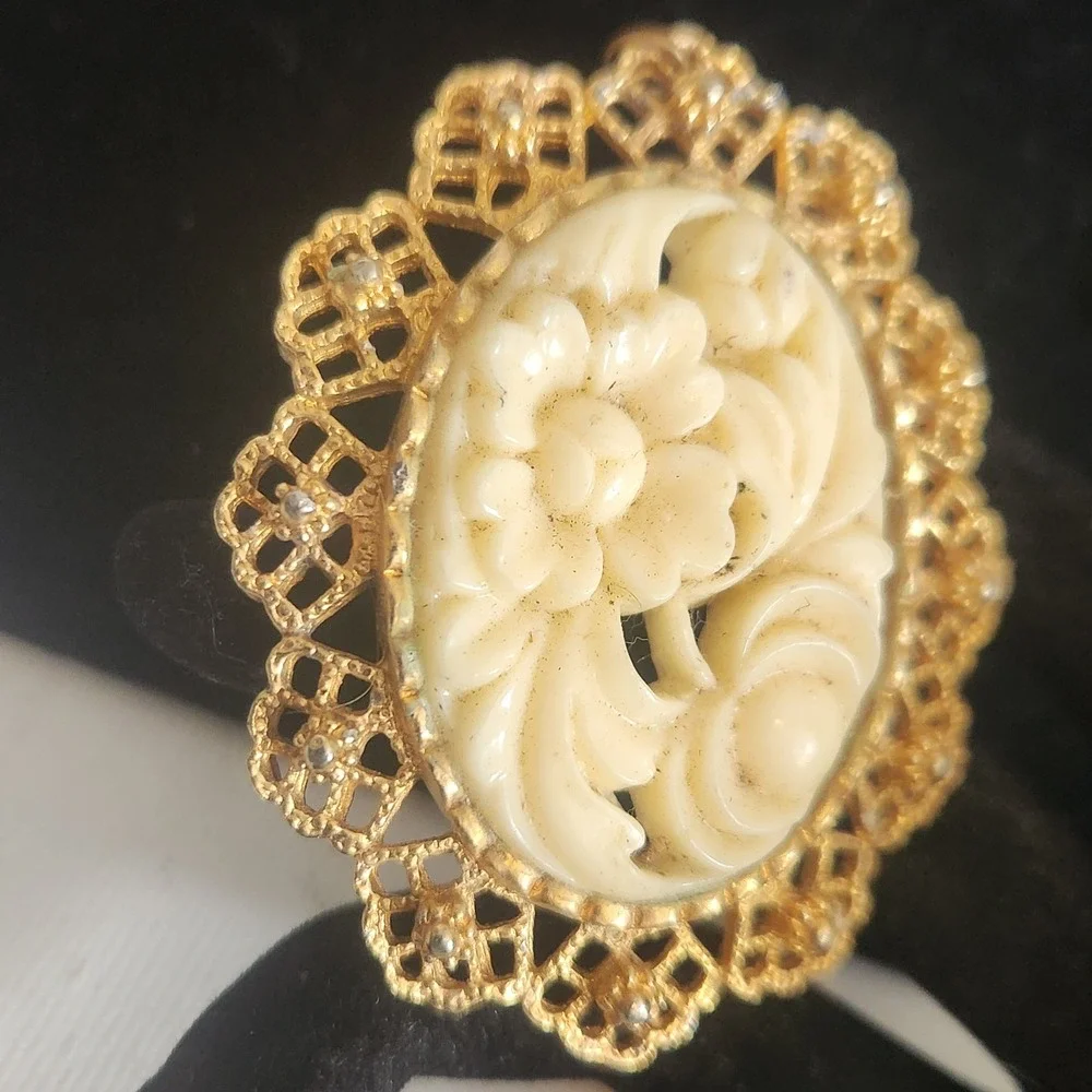 Vintage Gold Tone Cream Floral Resin Cameo Filigree Oval Pendant Brooch Base